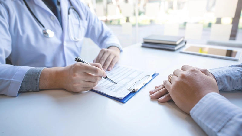 患者正在與醫療行政人員討論鼻過敏手術費用的細節與健保給付範圍